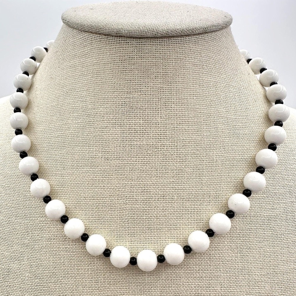 Vintage Y2K Round White Black Beaded Necklace Minimalist Women's Classic Jewelry